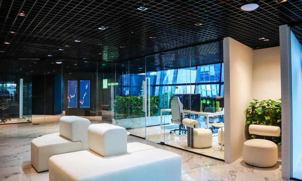 Empfangsbereich der neuen Ufunded-Hauptzentrale in Dubai im Opus Tower